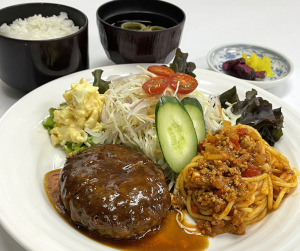合宿ハンバーグセットの写真
